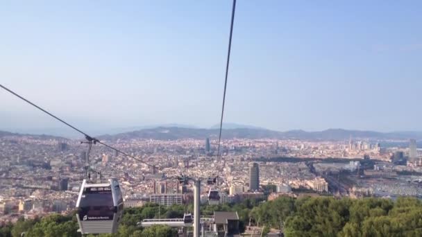 Teleférico bajando desde la colina de Montjulc en Barcelona, España — Vídeos de Stock