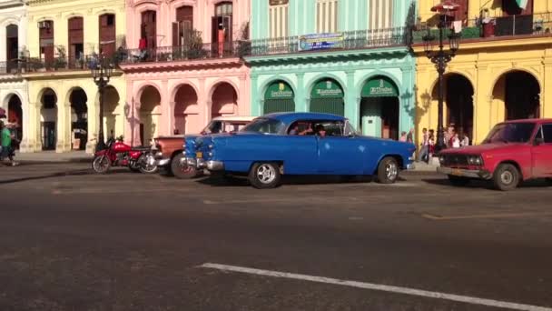 Auto d'epoca e case colorate nel centro di L'Avana, Cuba — Video Stock