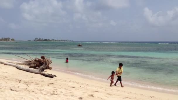 Дети бегают по пляжу на островах Сан-Блас в Панаме — стоковое видео