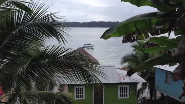 Liten båt Island färja från Bocas Del Toro öar, Panama — Stockvideo