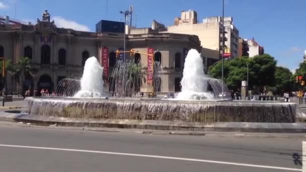Szökőkút és forgalom Cordoba belvárosában, Argentína — Stock videók