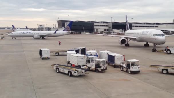 Aviões taxiando no aeroporto de Houston, Texas, EUA — Vídeo de Stock