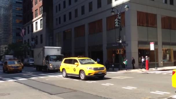 Pan from a taxi downtown Manhattan, New York City, USA — Stock Video