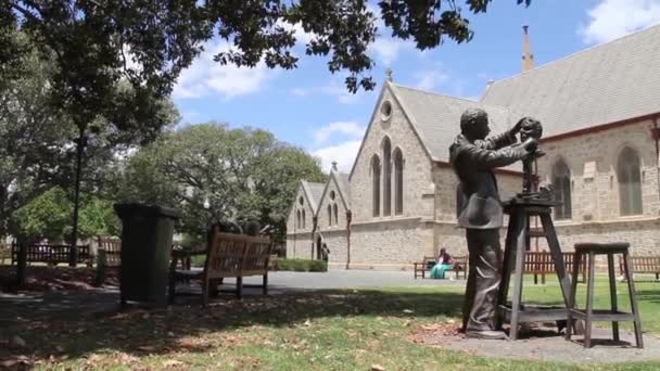 Iglesia y una estatua en fremantle, Australia — Vídeo de stock