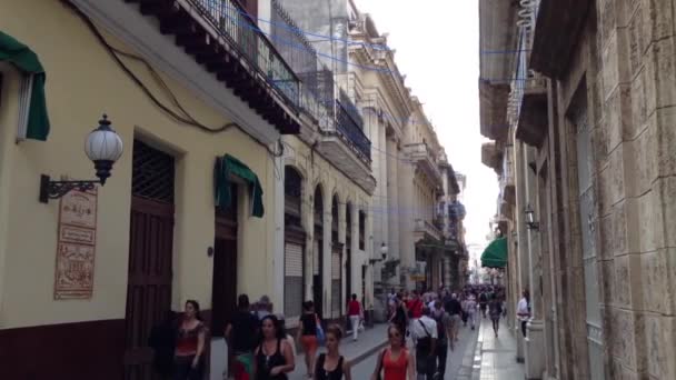 Tłum na ulicach Hawana, Kuba — Wideo stockowe