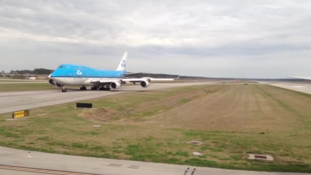 Klm 747 飛行機待ちをして、テキサス州、アメリカ合衆国ヒューストン空港を離れる — ストック動画