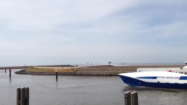 Traghetti Noord Nederland in partenza dal porto di Harlingen, Paesi Bassi — Video Stock