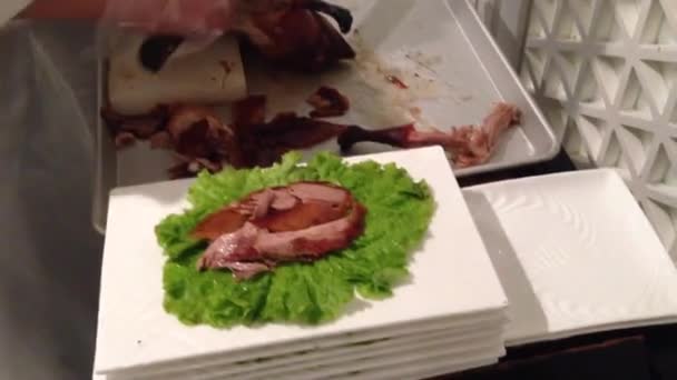 Cutting meat from a peking duck in Beijing — Stock Video