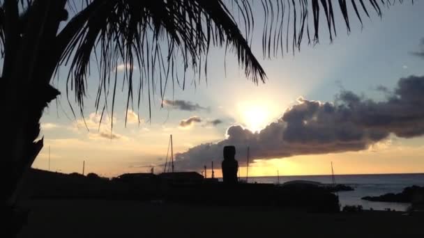 ラパヌイ島イースター島のモアイ島の夕日 — ストック動画