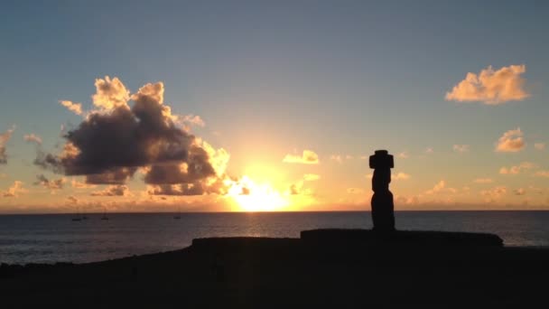 拉帕努伊岛复活节岛Hanga Roa的Moai日落 — 图库视频影像