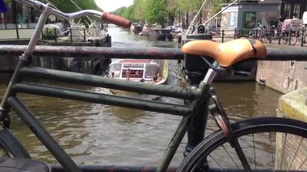 Kerékpár egy hídon és Canal Cruise Amszterdamban, Hollandiában — Stock videók