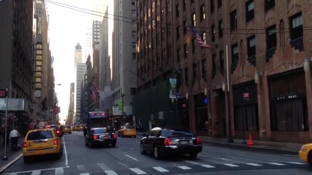 Трафик в центре Манхэттена, Нью-Йорк, США — стоковое видео