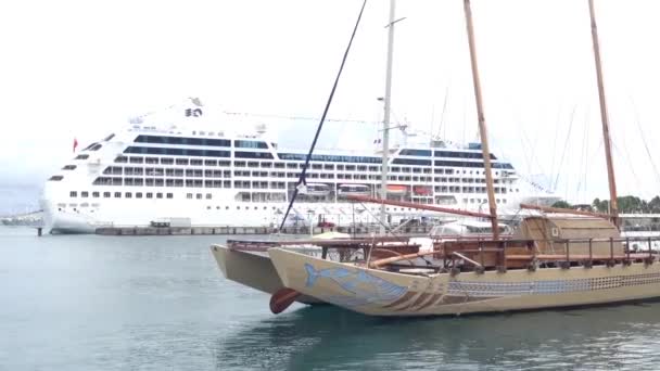 Grande navio de cruzeiro e veleiro de madeira no porto de Papeete, Taiti, Polinésia Francesa — Vídeo de Stock