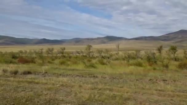 Transsibirische Eisenbahn Berglandschaft aus dem Zug — Stockvideo