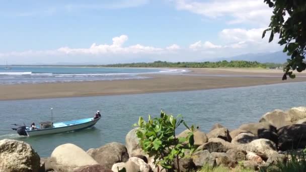 Kapal nelayan kecil di Quepos Costa Rica — Stok Video