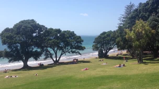 Takapuna pláž s rangitoto ostrov na pozadí v Aucklandu, Nový Zéland — Stock video