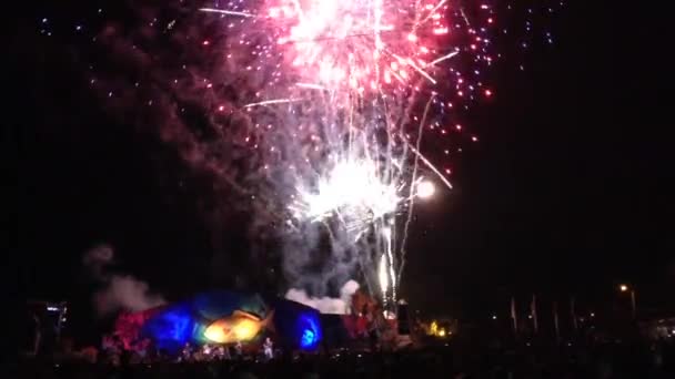 Vuurwerk op het Tapati festival in het Paaseiland, Rapa Nui — Stockvideo