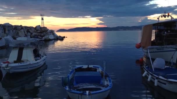 Coucher de soleil depuis le port de Potos, Thassos Grèce — Video