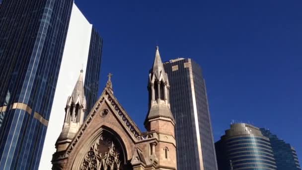 Centro de inclinación de la iglesia y rascacielos en Brisbane, Australia — Vídeo de stock