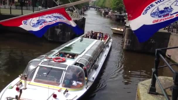 Canal cruise Amszterdamban Onze hollandse nieuwe zászlókkal Hollandiában — Stock videók