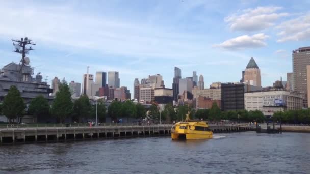 Gele watertaxi aankomen op pier 42 manhattan, new york city, Verenigde Staten — Stockvideo