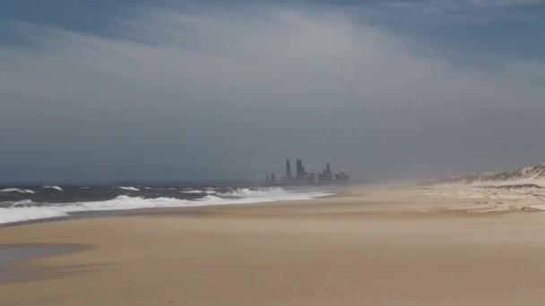 Plage avec sur le fond Hôtels à la Gold Coast, Queensland, Australie — Video