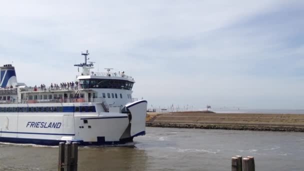 Паром Friesland прибывает в гавань Харлингена, Нидерланды — стоковое видео