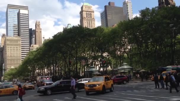 Скорая помощь с сиреной и огнями, проходящими мимо в Нью-Йорке, США — стоковое видео