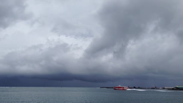 Ferry no porto de papeete, Taiti com nuvens escuras, Polinésia Francesa — Vídeo de Stock