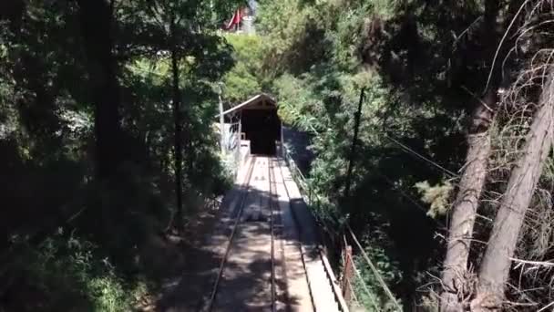 Llegando a la estación de tren de turismo de San Cristóbal en Santiago de Chile — Vídeos de Stock