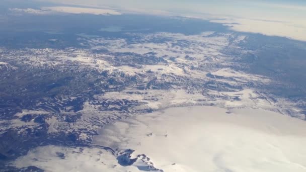 Πετώντας πάνω από τα βουνά με το χιόνι στην Ισλανδία — Αρχείο Βίντεο