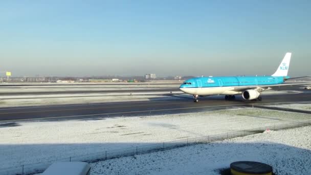 KLM avión taxiing en el invierno en el aeropuerto de Schiphol, Amsterdam, Países Bajos — Vídeo de stock
