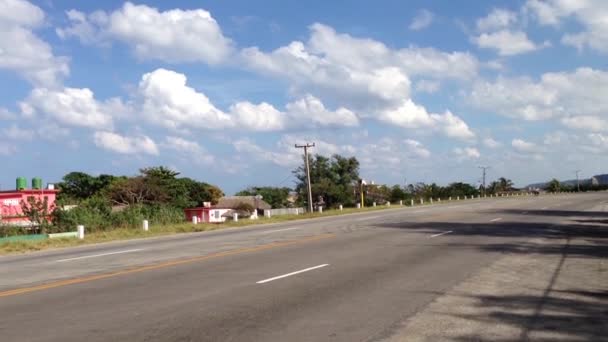 Klassieke auto op de snelweg in Cuba — Stockvideo