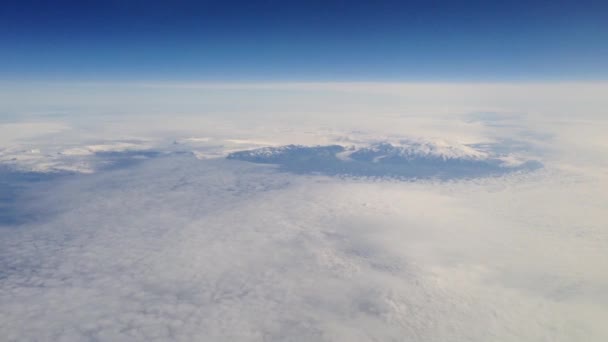 Fliegen über Bergen mit Schnee in Island — Stockvideo