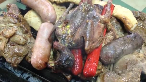 Barbecue meat with pigeon in Cochobamba, Bolivia — Stock Video