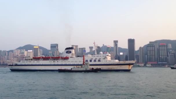 Grande vecchia nave da crociera con lo Skyline di HongKong — Video Stock