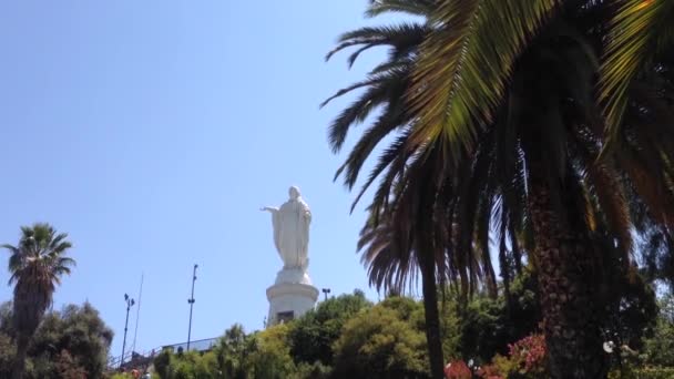 Maria standbeeld op de heuvel van san cristobal in santiago de Chili — Stockvideo