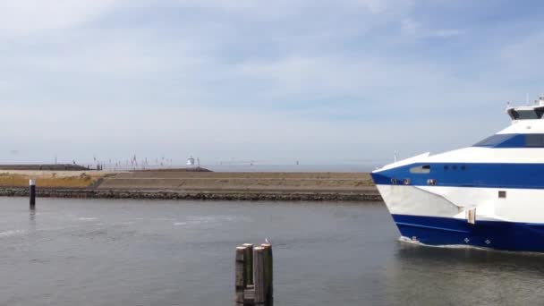 Prom Vlieland opuszczający port Harlingen we Friesland, Holandia — Wideo stockowe