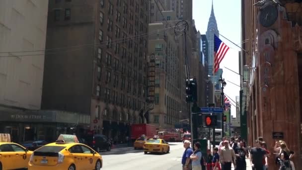 Táxis nas ruas de Manhattan com o edifício Chrysler, Nova York, EUA — Vídeo de Stock