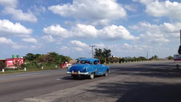 Класичний автомобіль на автостраді Куби. — стокове відео