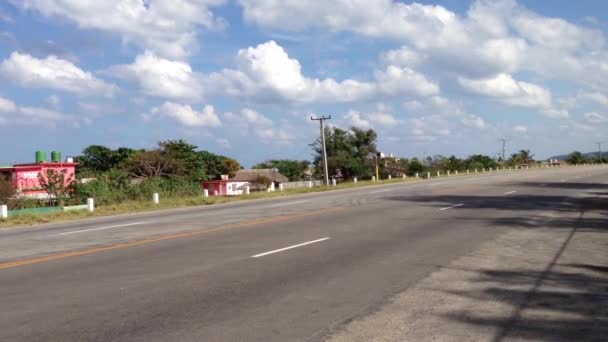 Klasyczny samochód na autostradzie na Kubie — Wideo stockowe