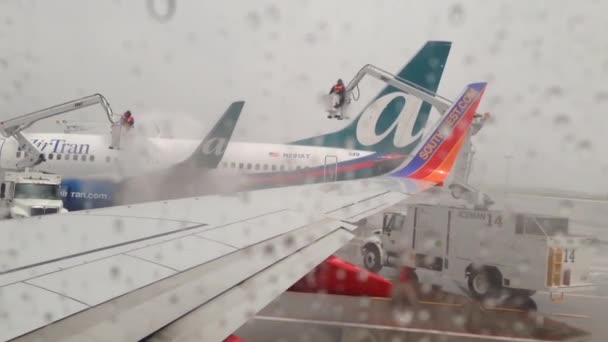 Liberando el hielo de las alas de los aviones, Denver, EE.UU. — Vídeo de stock