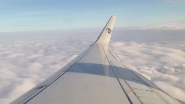 Mit einem Flugzeug von Egypt Air über den Wolken fliegen — Stockvideo