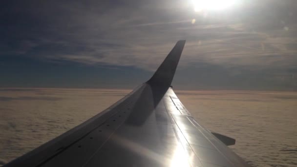 Πετώντας πάνω από τα σύννεφα με ένα αεροπλάνο της Αιγύπτου Air — Αρχείο Βίντεο