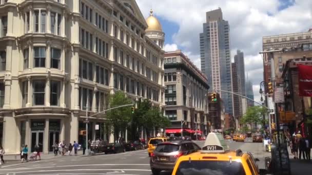 Przechył od taksówek do budynku na Manhattanie, Nowy Jork, USA — Wideo stockowe