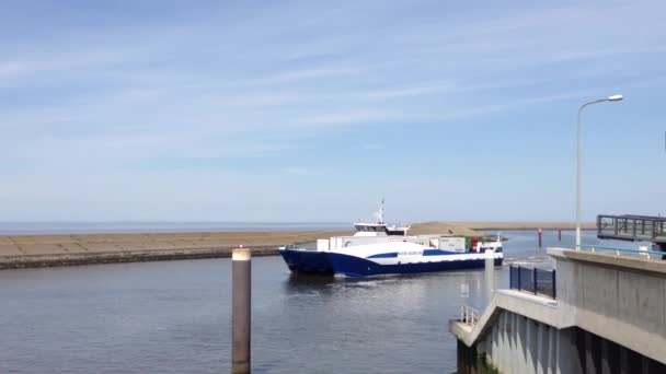 Prom Noord Nederland opuszcza port Harlingen, Holandia — Wideo stockowe