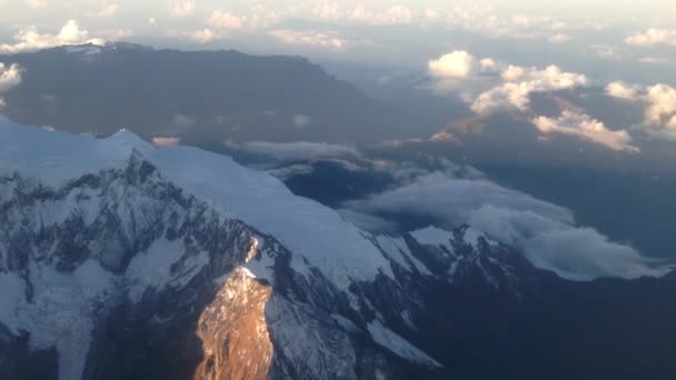 Vliegen boven de bergen dicht bij la paz, Bolivia — Stockvideo