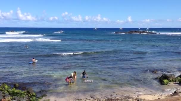 Malá pláž v Hanga Roa, Velikonoční ostrov, Rapa Nui — Stock video