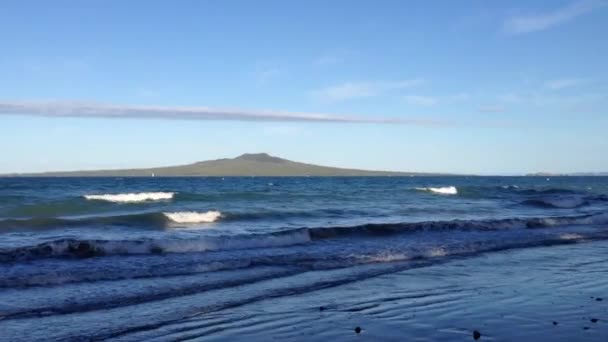 Playa Takapuna con isla rangitoto en Auckland, Nueva Zelanda — Vídeos de Stock