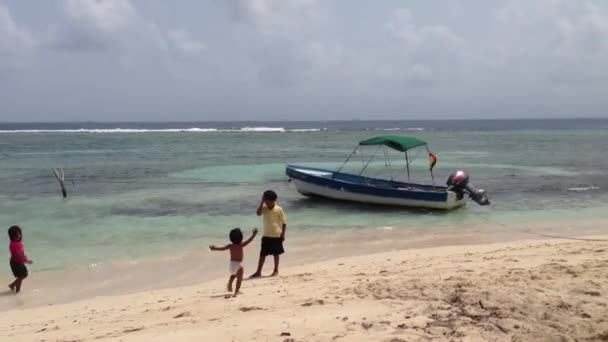 Kids playing at the San Blas Islands in Panama — Stock Video